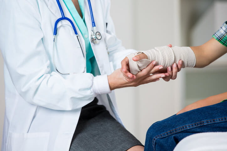 Knowing When a Cut Needs Stitches: Casa de Salud: Primary Care Physicians